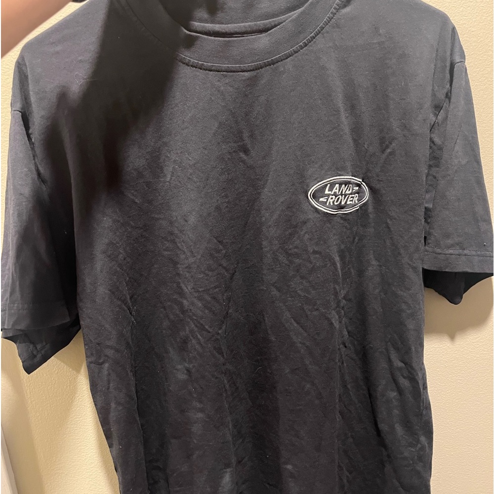 Land Rover shirt. Medium size. Color is black!